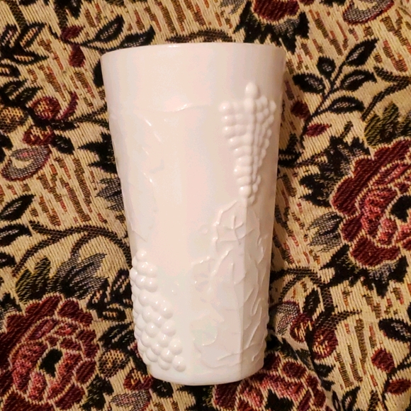Milk glass - Picture 1 of 5